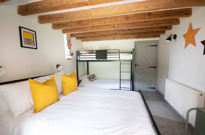 家庭卧室（加大双人床和双层床） 