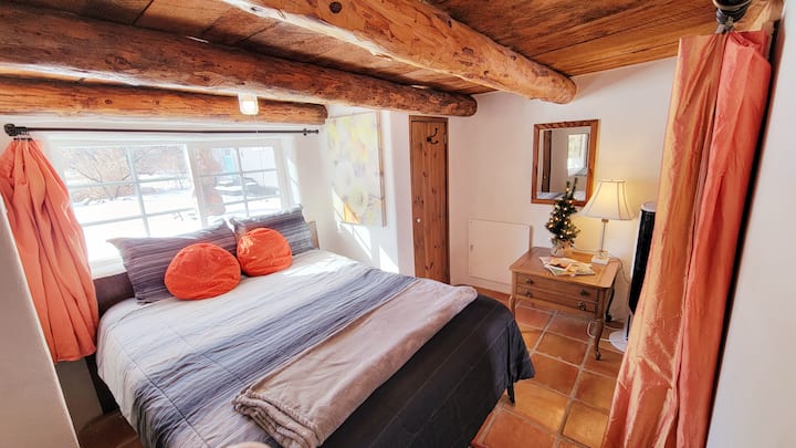 Menšia spálňa Casita s jednou manželskou posteľou Queen