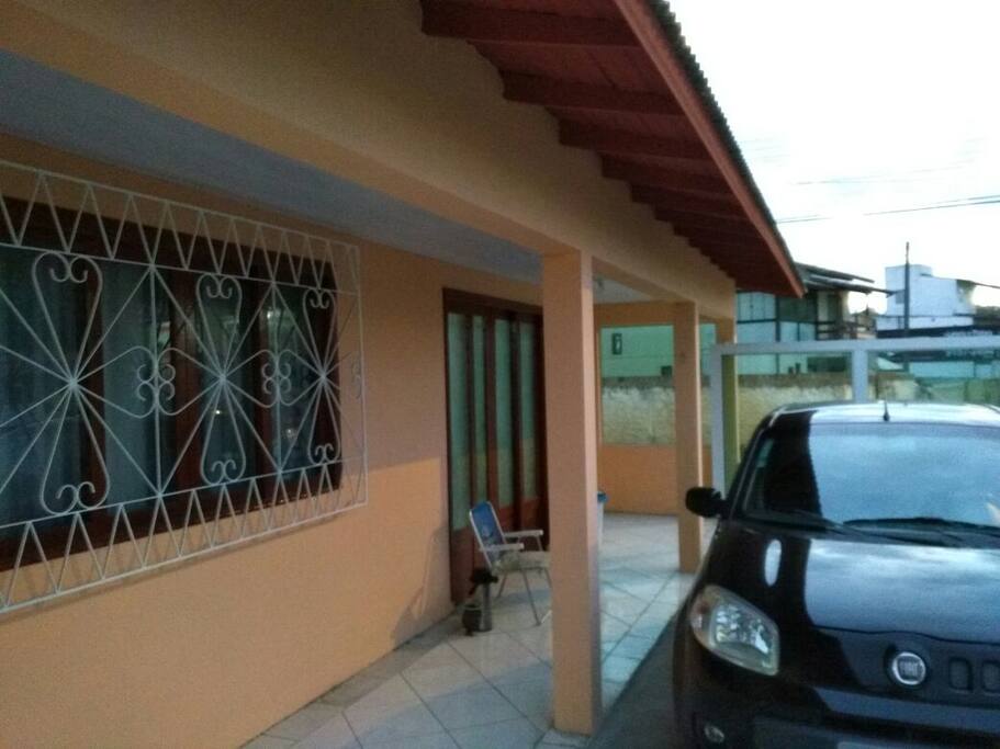 Garagem fechada e pátio