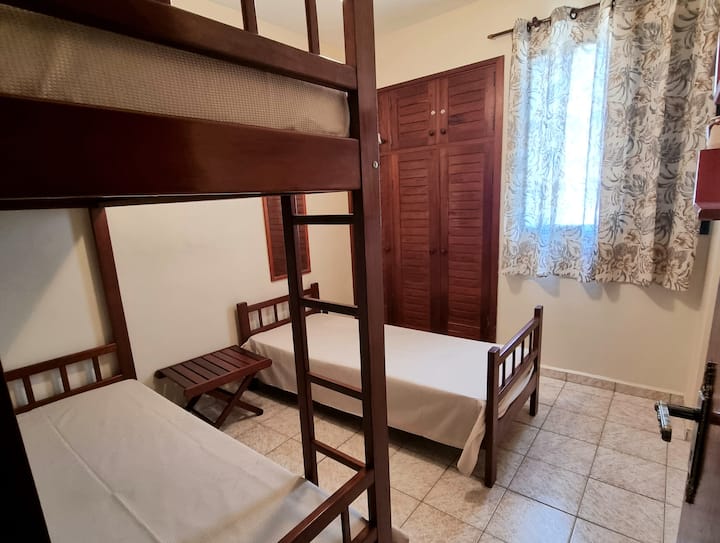 Izba 1 – poschodová posteľ + jednolôžko + prístelka 