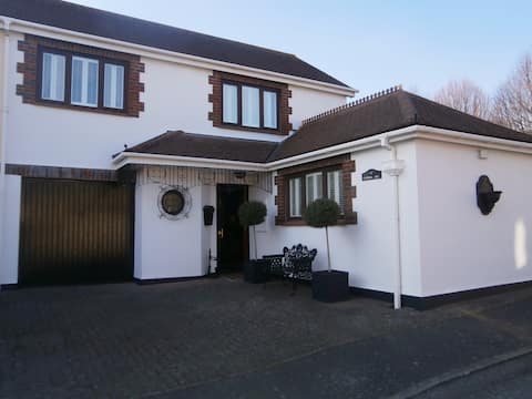 3 Bedroom House, Decked Garden with Swimming Pool!