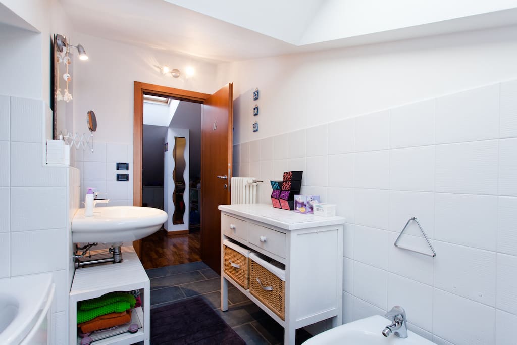 Il bagno è condiviso quando anche l' altra camera è occupata.
