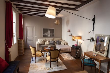 Beautiful cosy bedroom Marais-Répu.