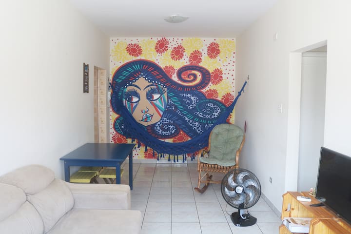 Apto no Gonzaga - 2 quadras da praia, com wi-fi!