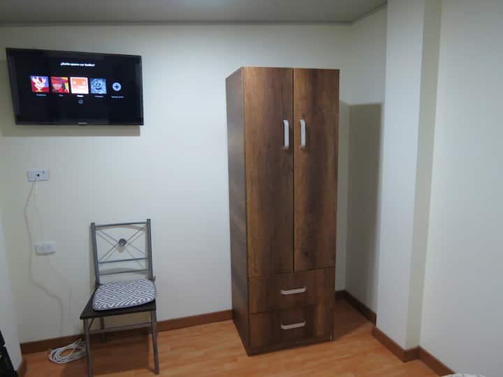 Cama matrimonial, con tendidos, sabanas, almohadas,toallas, TV, cable, wifi, etc.