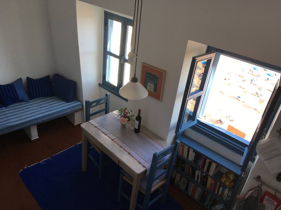Blick von der Treppe auf den Wohnraum