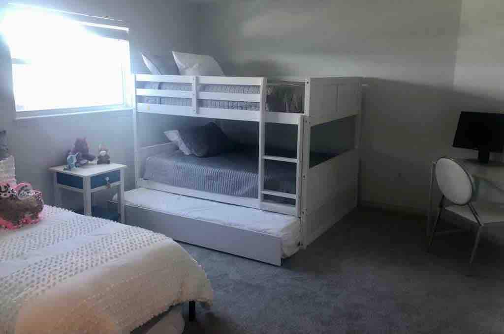 La habitación litera para niños tiene 2 camas de tamaño completo y 3 camas individuales (incluyendo la cama nido y el colchón extraíble). 