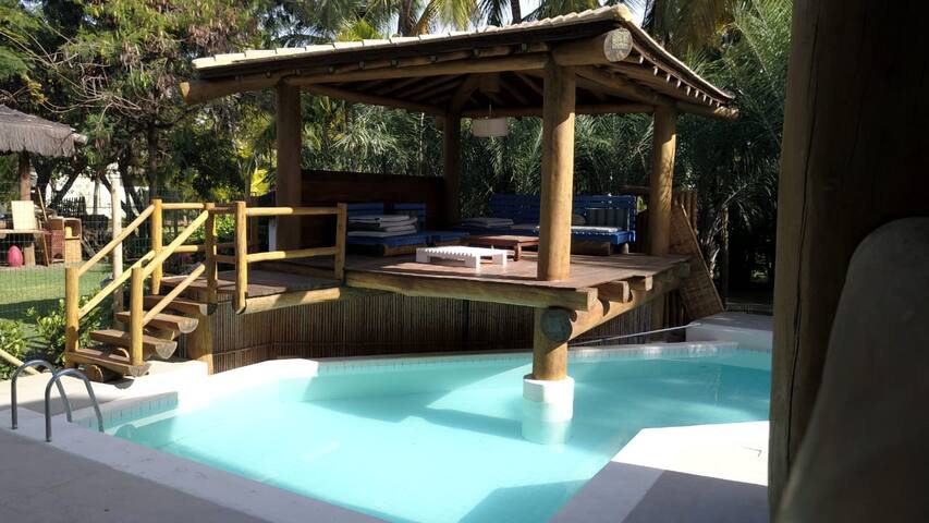 Confortável apto com mezanino na Praia do Forte