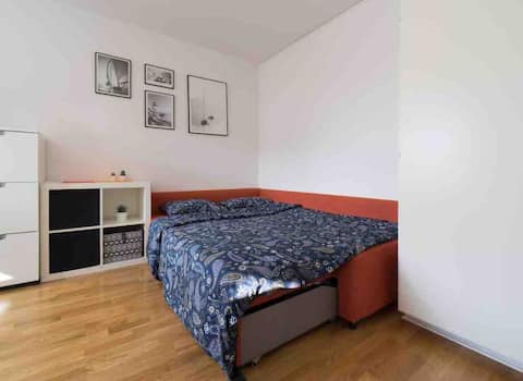 Comfy bed couch ! 30 minutes to Malmo central.