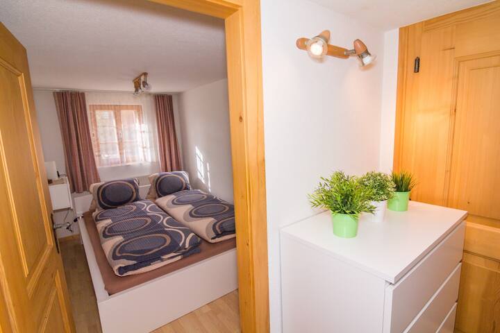 Kleineres Schlafzimmer mit französischen Doppelbett.