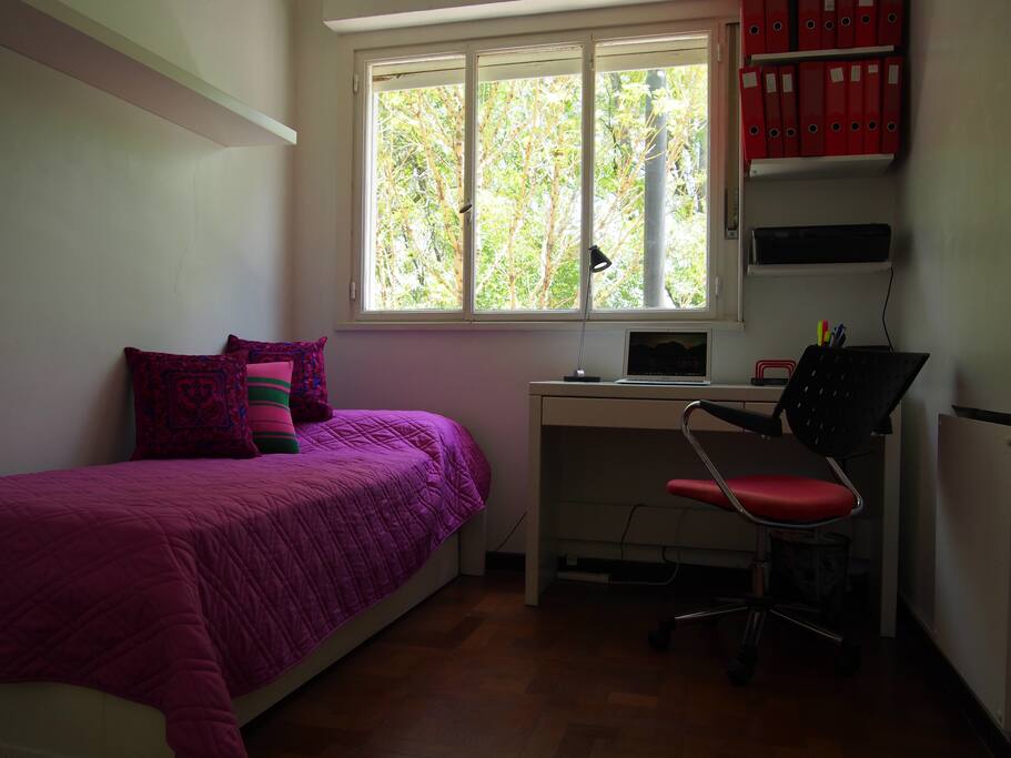 Dormitorio luminoso con placard