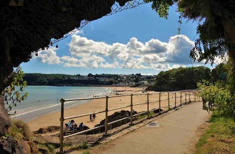 Top Airbnb: One bedroom with optional hot tub / dog friendly in Crunwere, Amroth