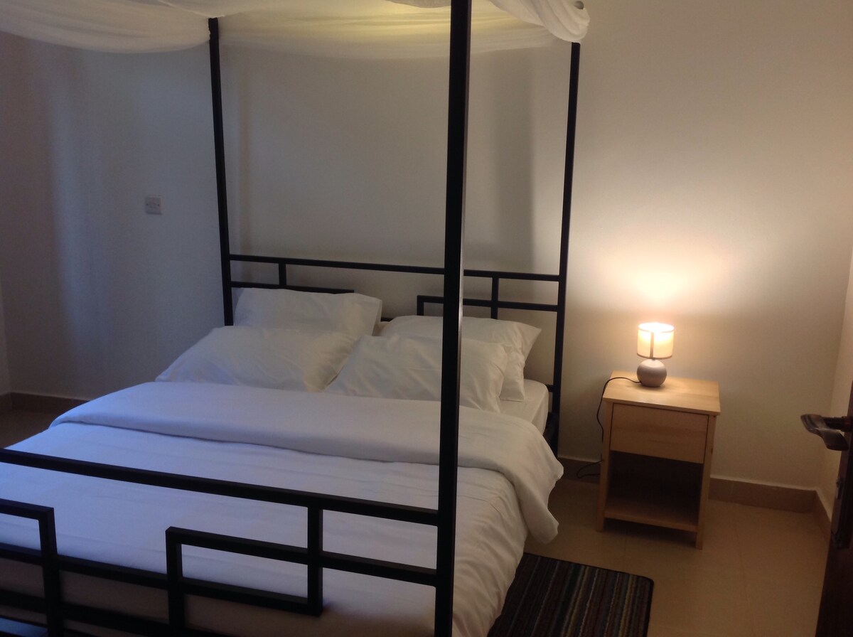 双人套房卧室。提供床上用品、蚊帐和毛巾 