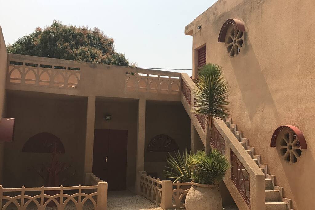 Assès libre à la porte d'entrée l’appartement à l'étage