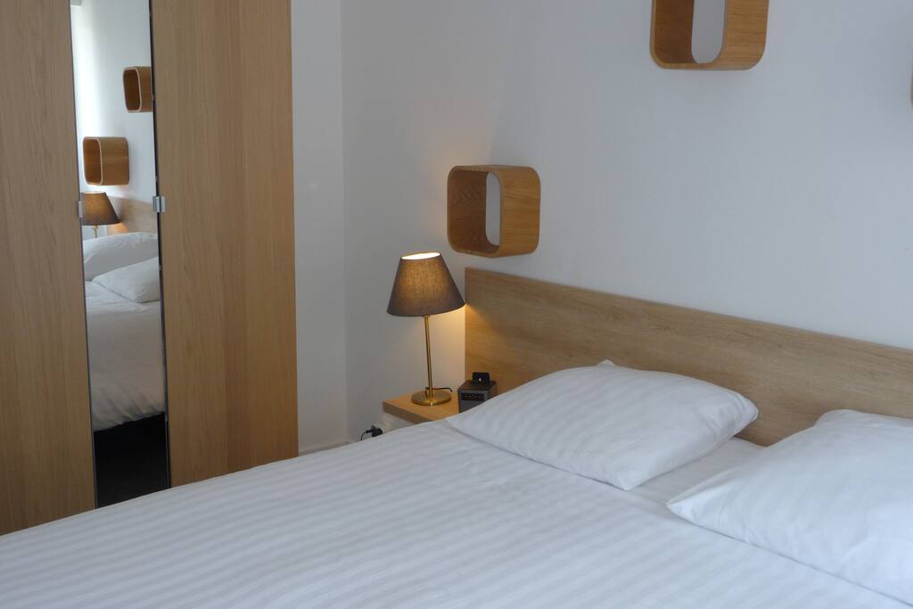Chambre avec lit Couchage 160x200, couette et Oreillers