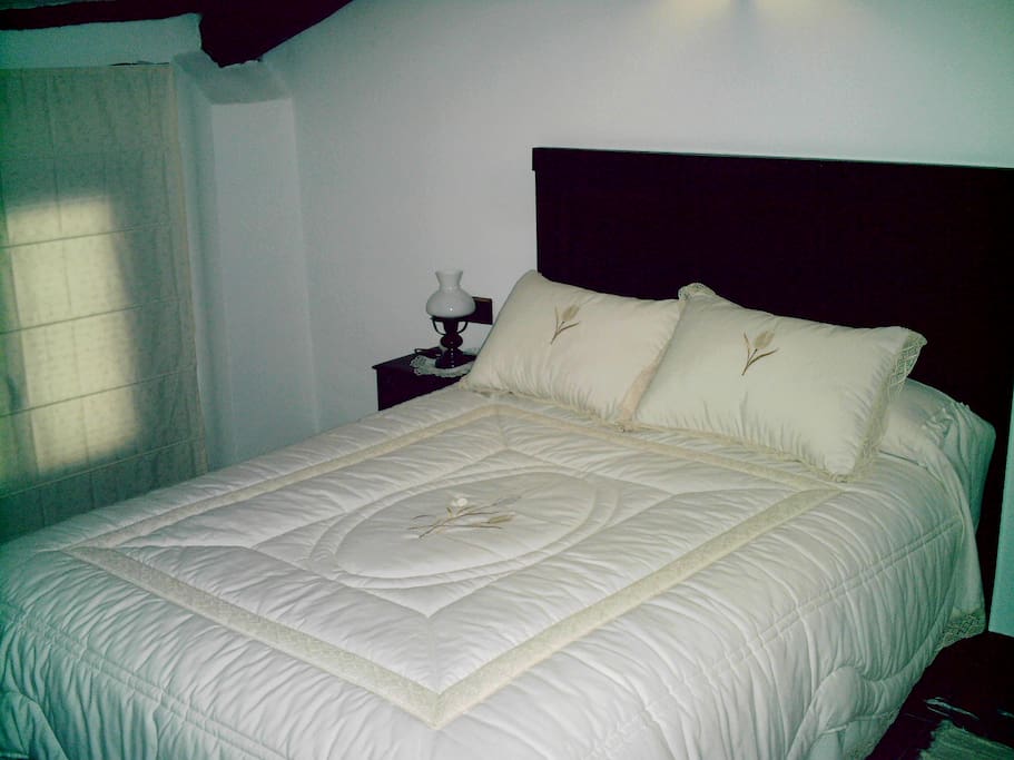 Habitación con cama de matrimonio