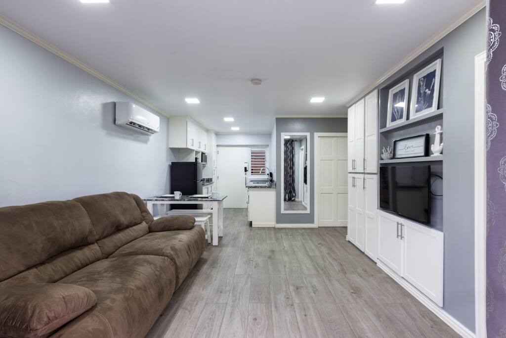 Perfect for entertaining close friends and family, you have clear sight lines from the balcony to the kitchen and back.