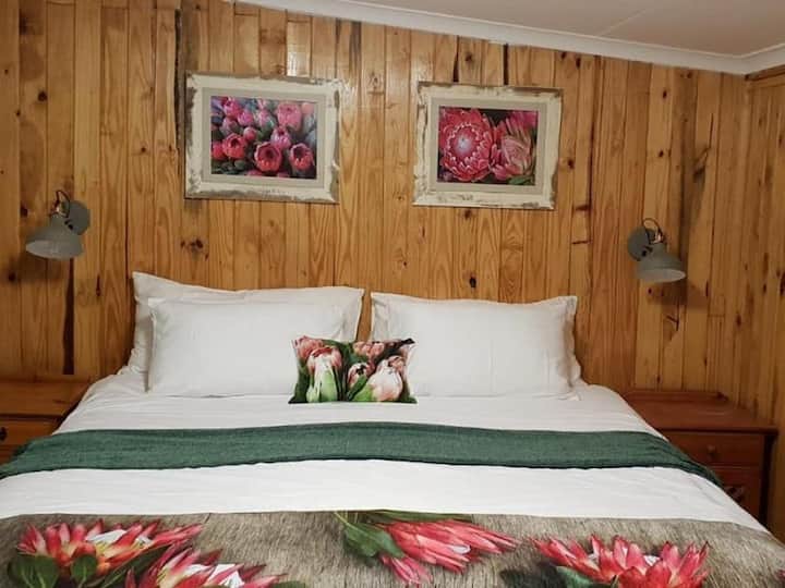 Основна спалня със зашеметяващо спално бельо.