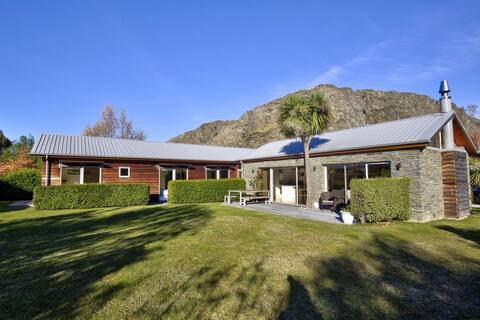 Coronet View - Family home with BBQ close to town