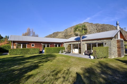 Coronet View - Family home with BBQ close to town