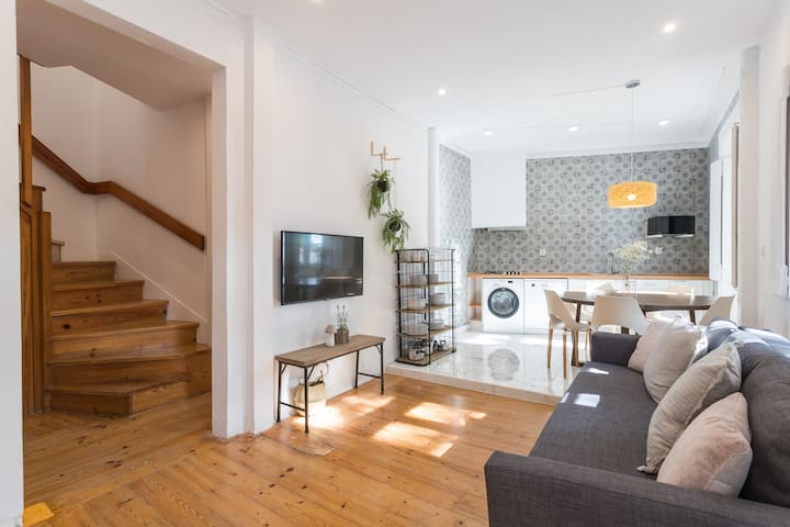 AlfamaTale 4BR Duplex w/RiverView – by LU Holidays