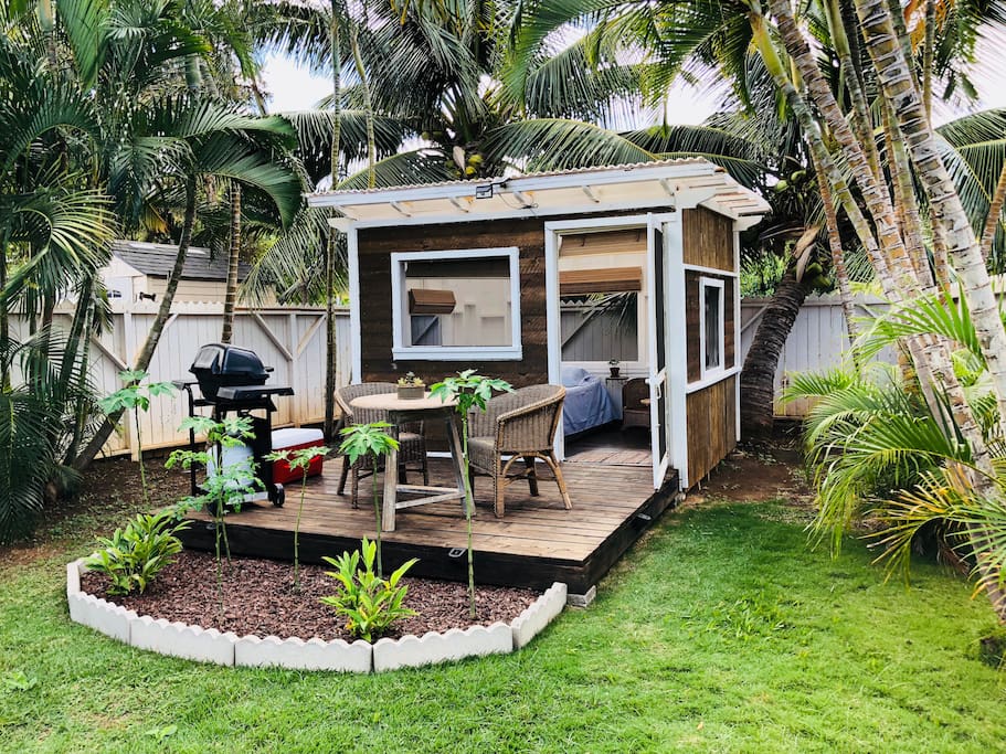 Lanai with eating area and barbecue.