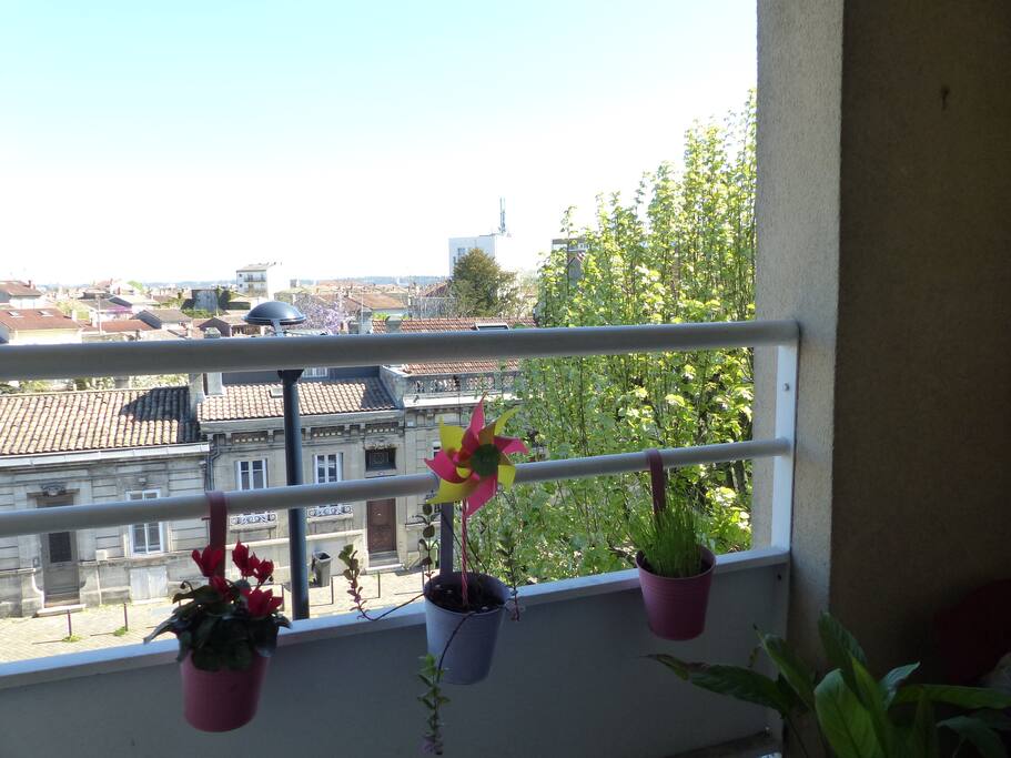 Balcon filant, pratique pour les fumeurs.