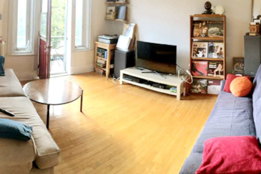 Living room/balcony