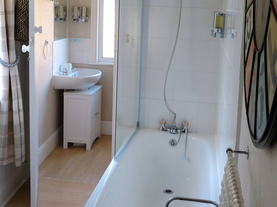 Sunset - en-suite bath / shower
