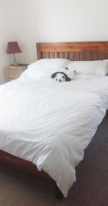 Kingsize bed with memory foam mattress