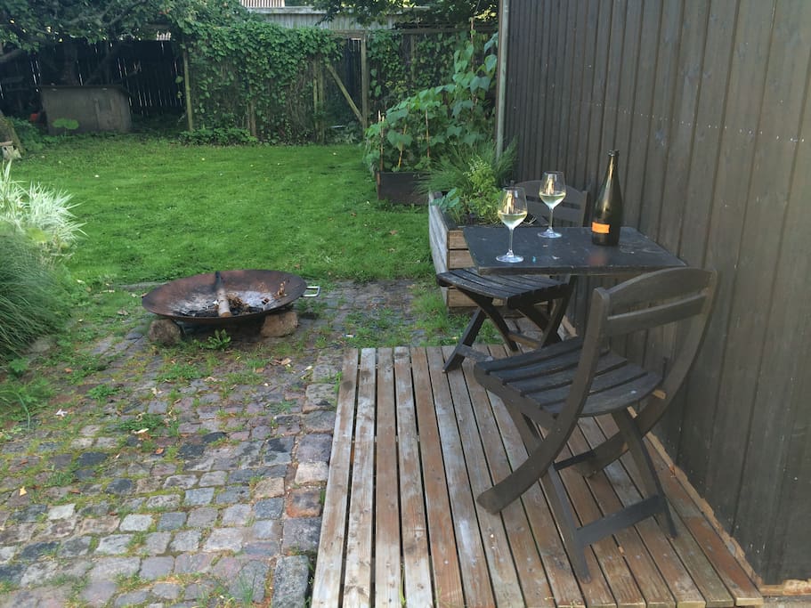 Mini-terrasse og bålsted foran anneks