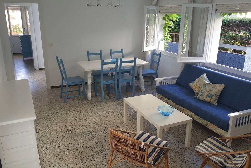Desde el salón se accede a la cocina, , las 3 habitaciones y el baño