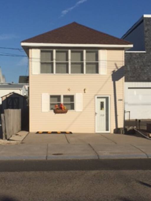 Front of house with parking in front