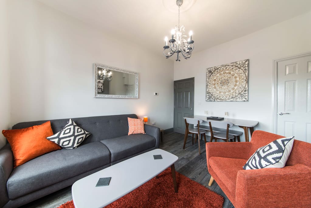 Lounge in 2 bed duplex Apartment with Netflix