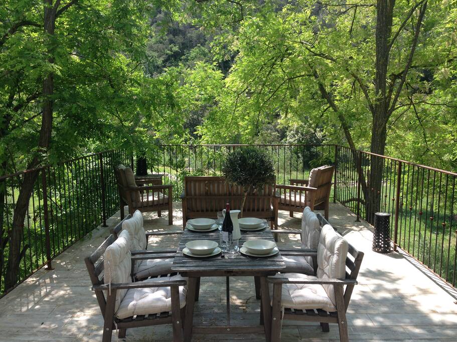Terrasse privative du gîte des acacias, avec vu sur les vignes, le bassin et la colline