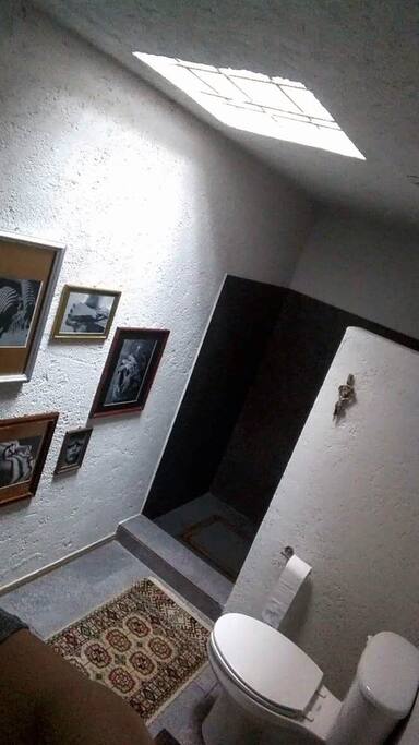 Baño completo en la entrada