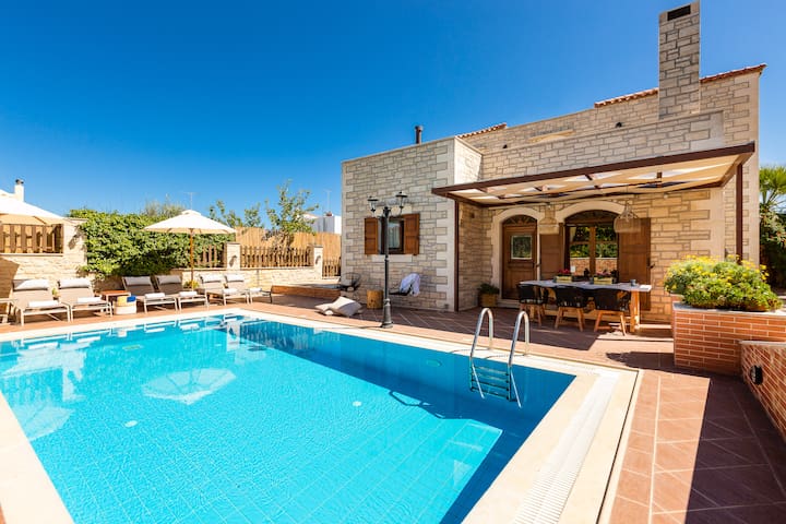 Villa Myrtia with private pool, Atsipopoulo center