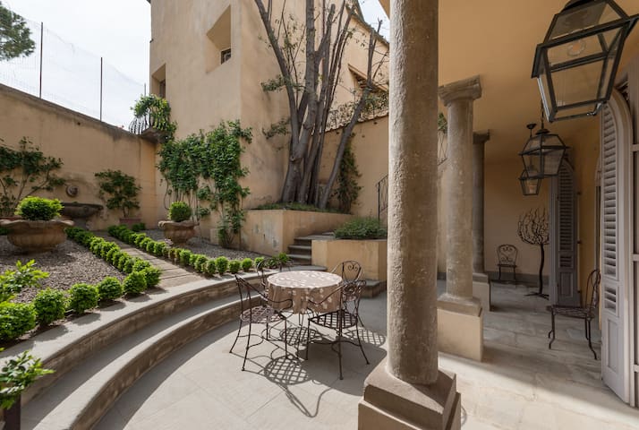 Wonderful house with garden gallery image 4