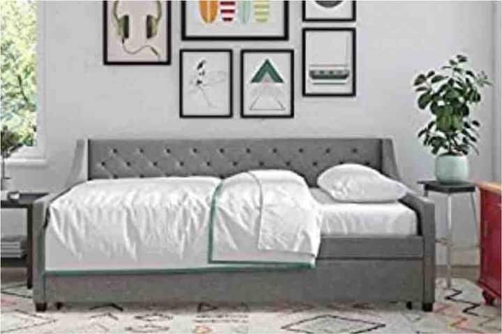 Pod ním sa vysúva oddelené lôžko 