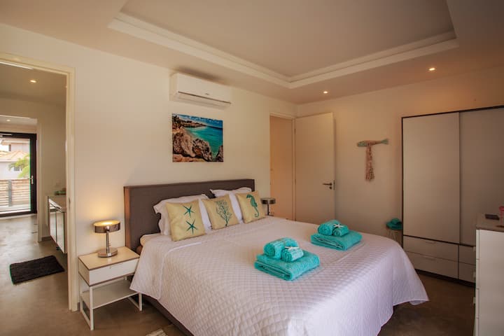 ห้องนอน 2 "ดริฟท์วูด" พร้อมห้องน้ำเชื่อมต่อ (พร้อมล็อค)