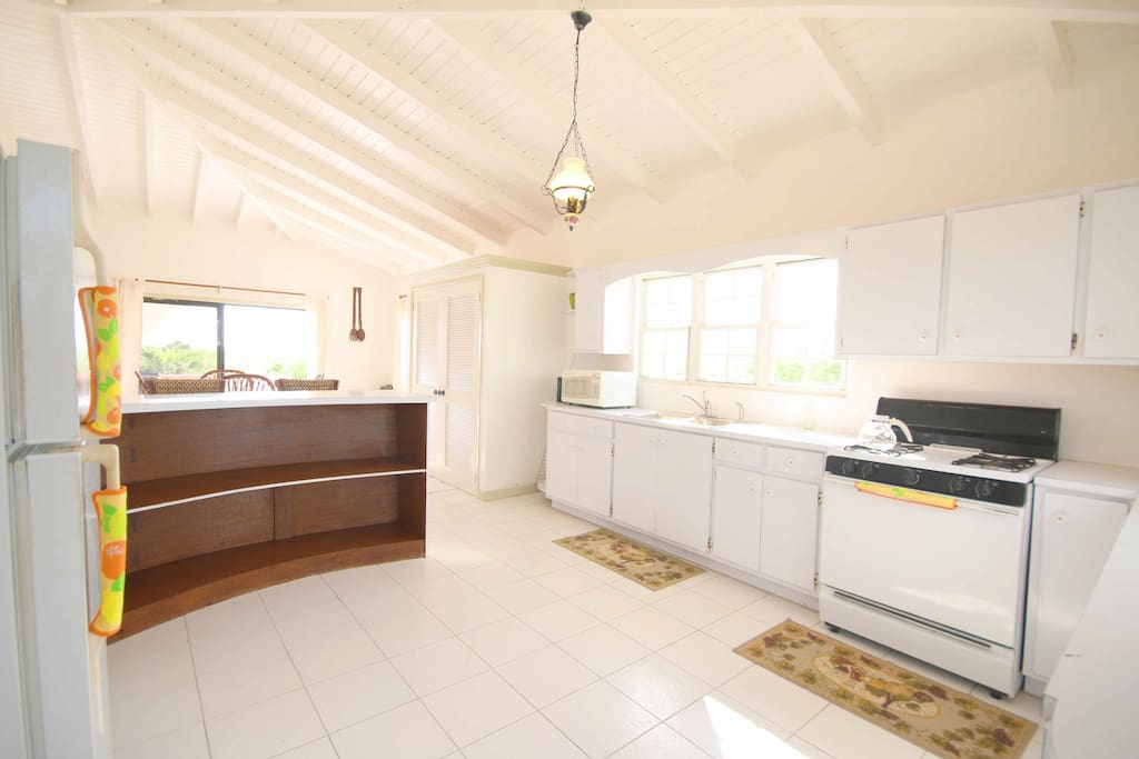 Beautifully Lit Kitchen, with a spectacular view of St.Martin. Oven, microwave, Fridge/Freezer, Sink.