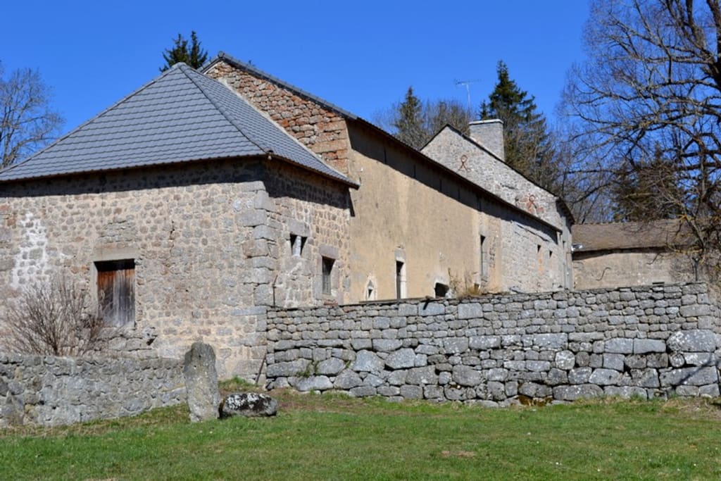 Vue de la ferme et des bâtiments annexes