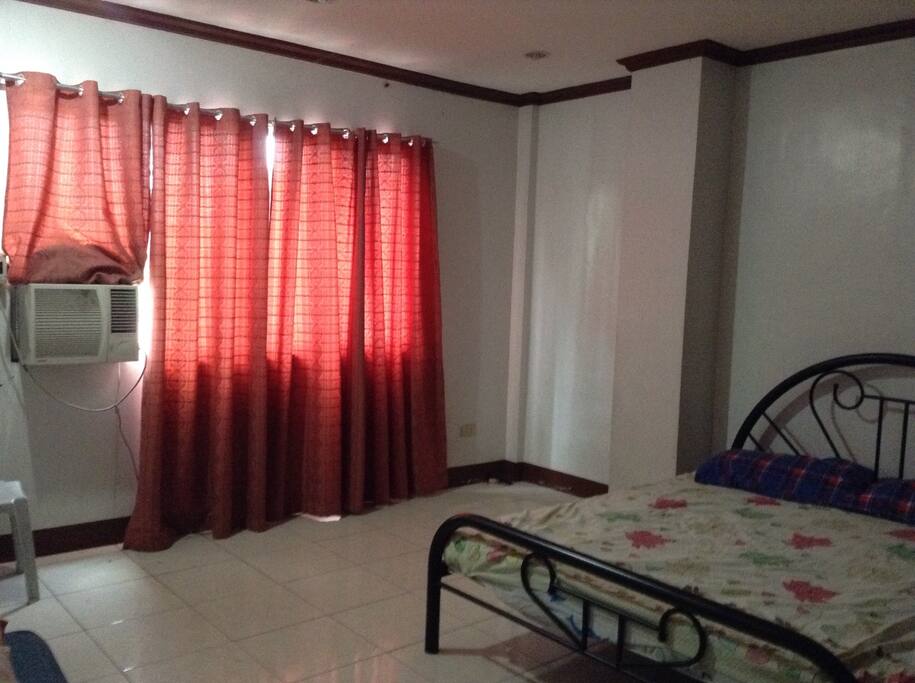 Spacious room with queen size bed