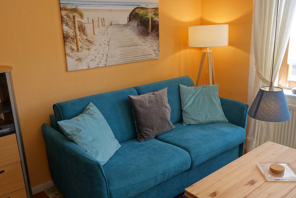 Das 1,60 breite Sofa ist ausgezogen auch komfortables Doppelbett im WZ