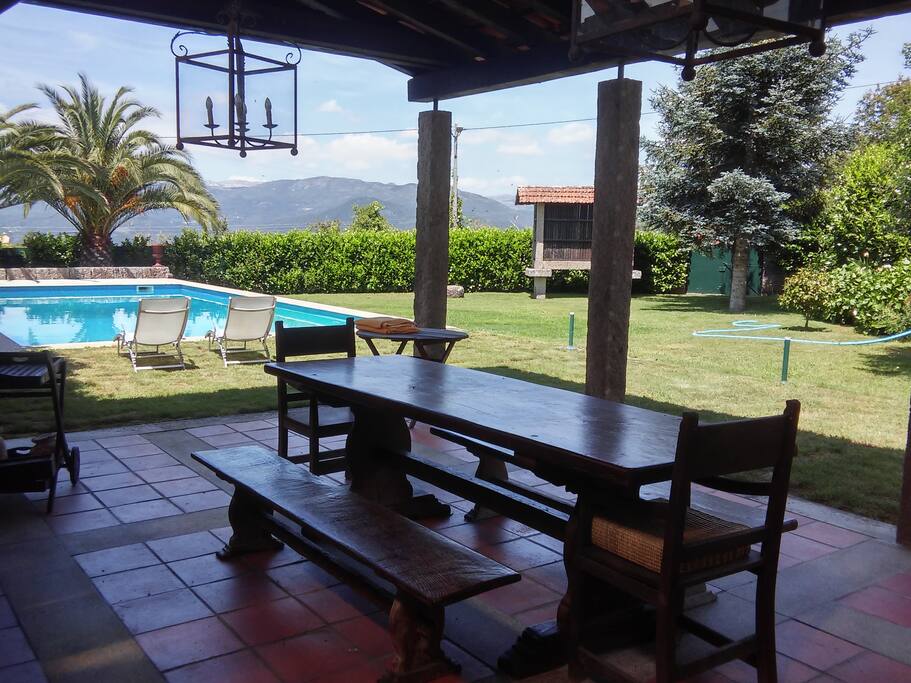 Churrasqueira junto piscina
