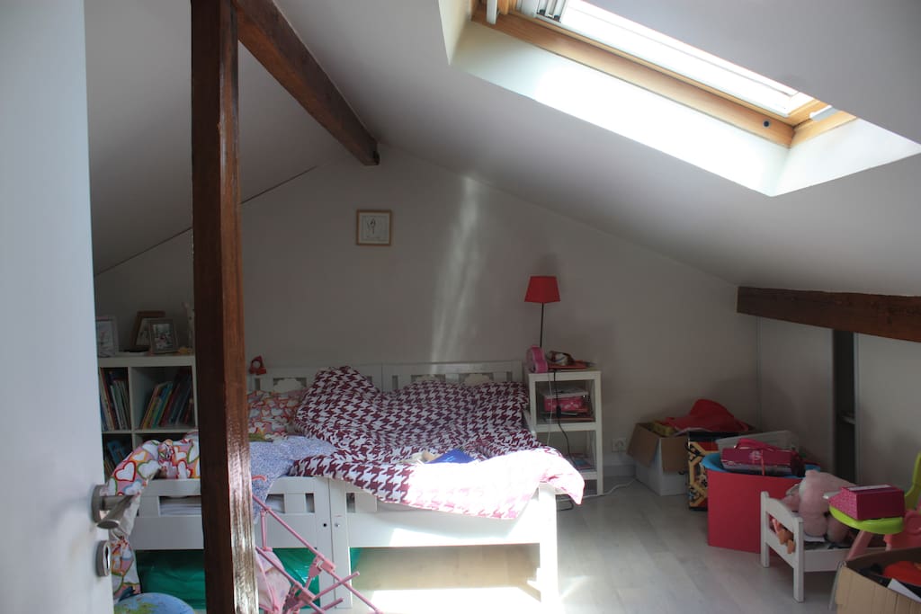 Chambre enfant (2 petits lits simple) combles