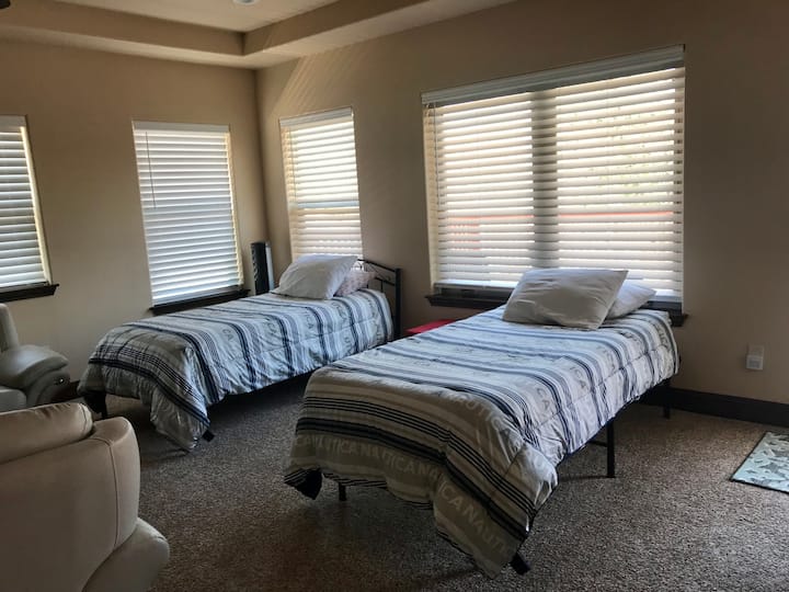 Dos camas individuales en el dormitorio de arriba con una cama tamaño queen también. 