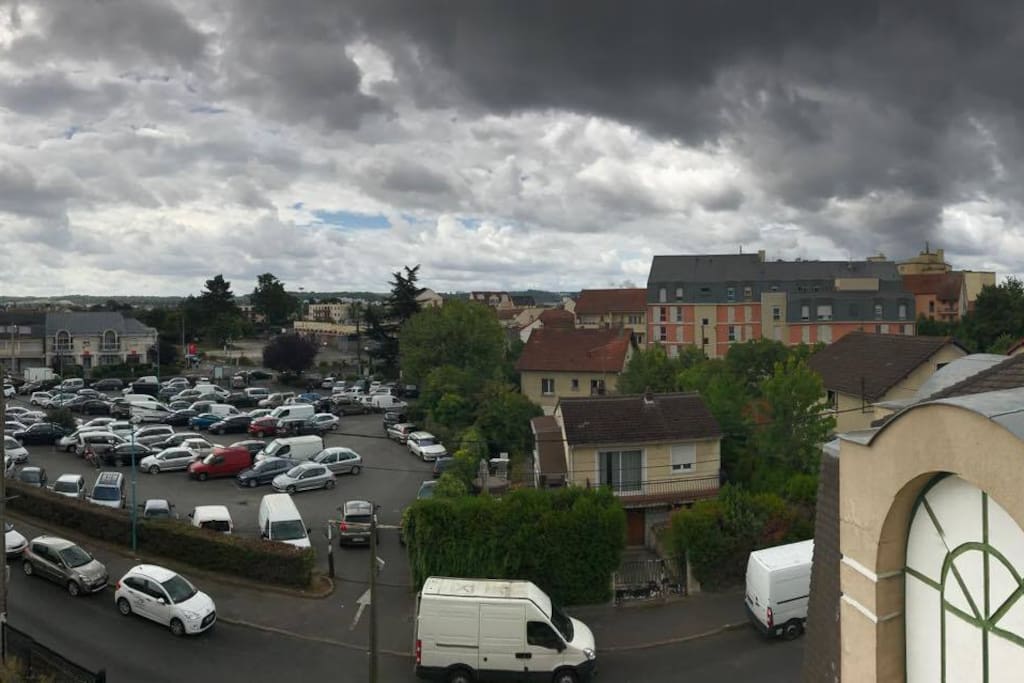 From the balcon//vue du parking gratuit en face de la résidence.