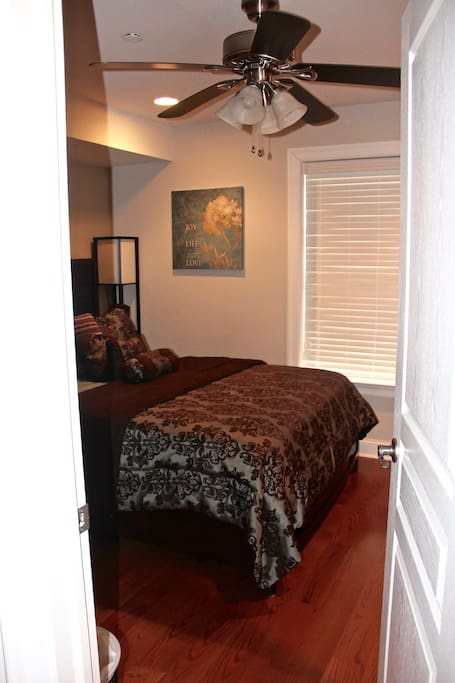 Queen size bed room with Tempur-pedic Mattress