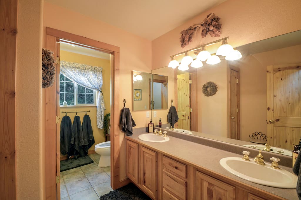 Private guest bathroom with tub/shower.